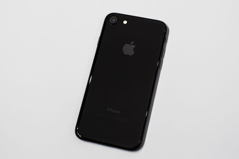 090716-apple-iphone-7-jet-black-6991